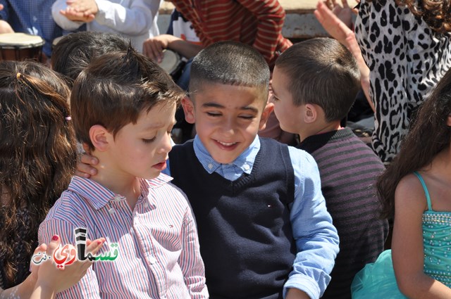 كفرقاسم – فيديو: بساتين الامل, السلام , والمحبة تحتفل بعيد الام على انغام عمو انس وجوقته ..